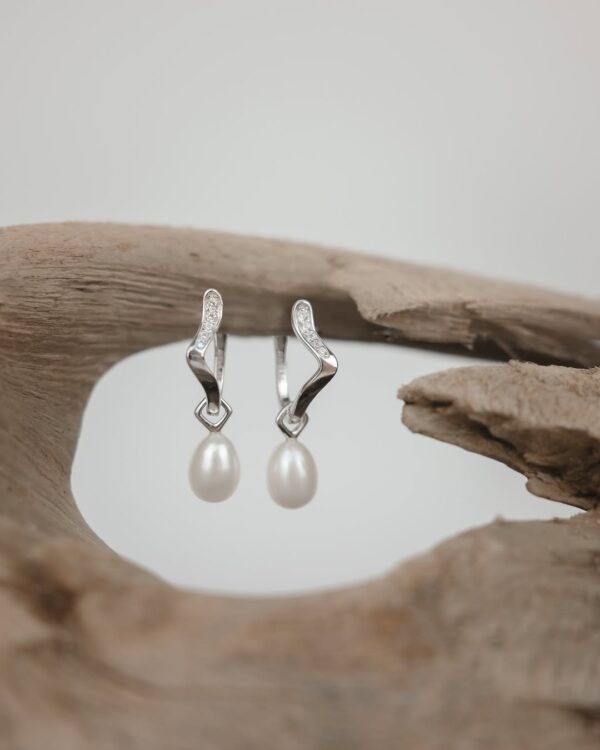 Gaura Pearls Ródiumozott 925 Ezüst Fülbevaló Édesvízi Gyönggyel Cirkónia Kristályokkal - Image 4