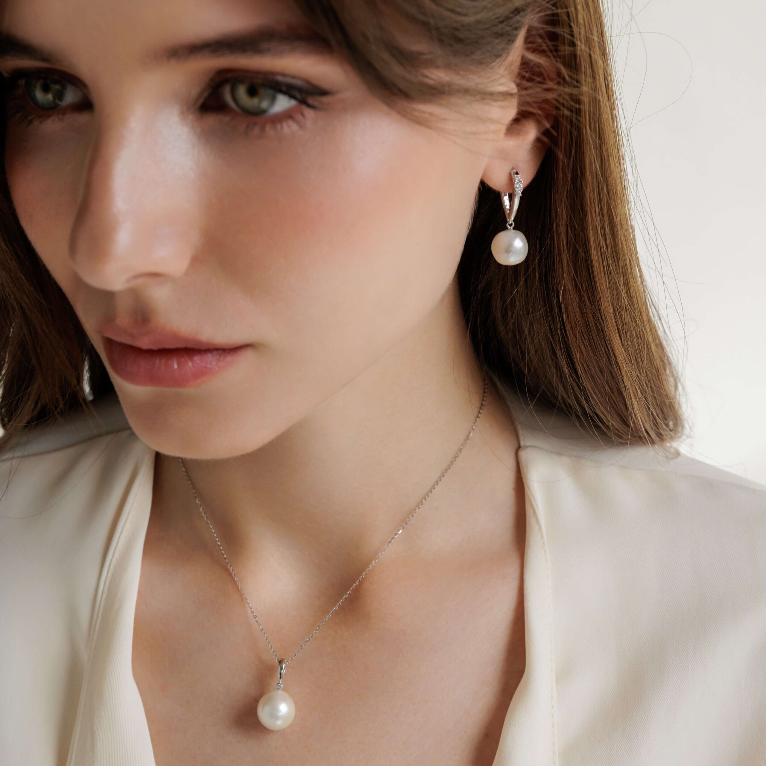 Gaura Pearls Édesvízi Edison gyöngy Fülbevaló Cirkónia kristályokkal Ródiumozott 925 Ezüsttel - Image 2